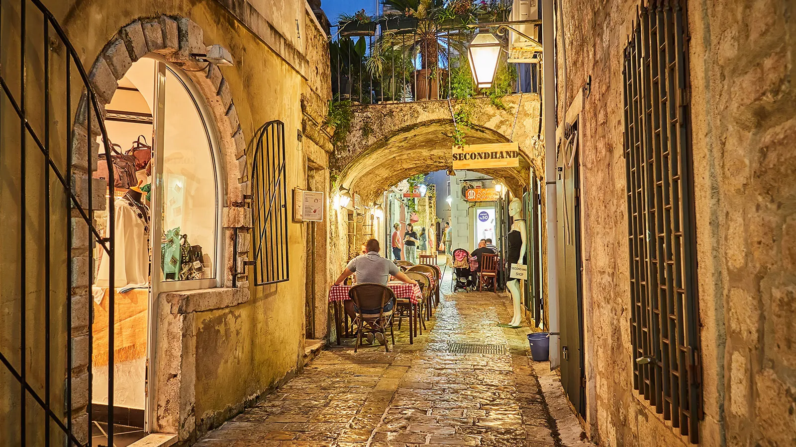 Mediterranes Flair in Budva bei Nacht