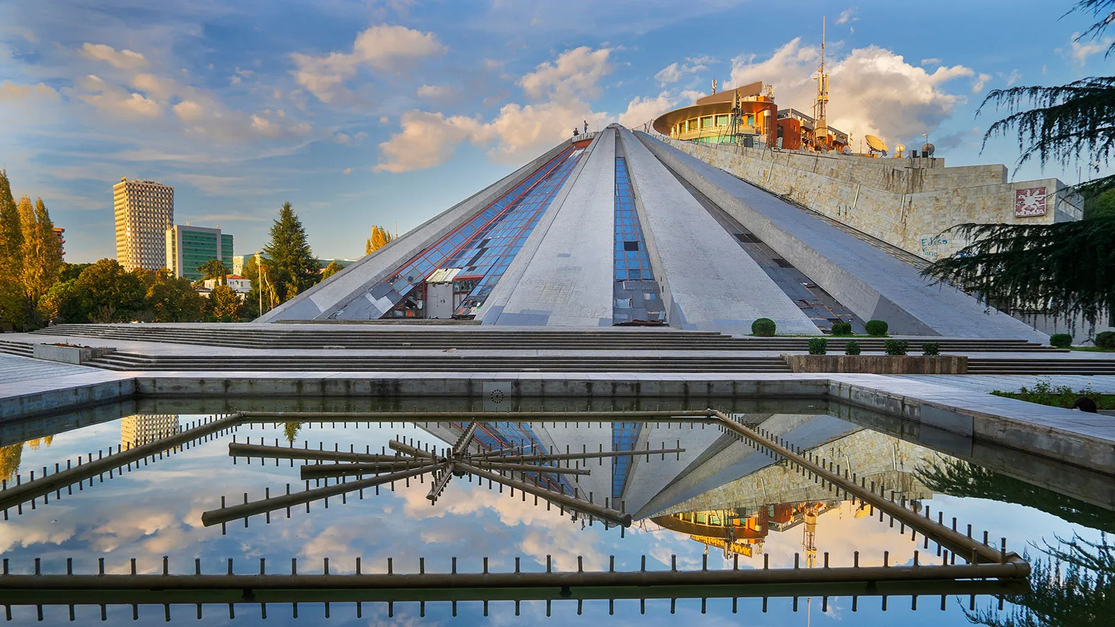 Besuch der Pyramide von Tirana