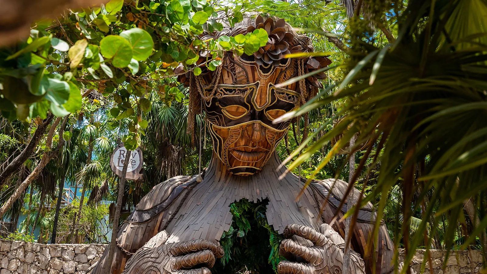 Holzstatue in Tulum an der Küste in Mexiko