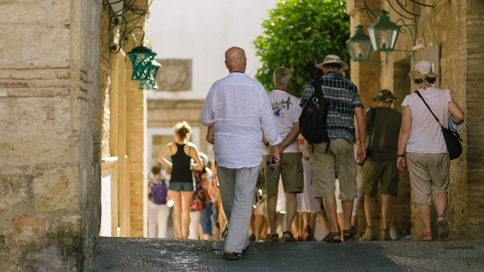 Reisegruppe von Senioren in einer Italienischen Stadt
