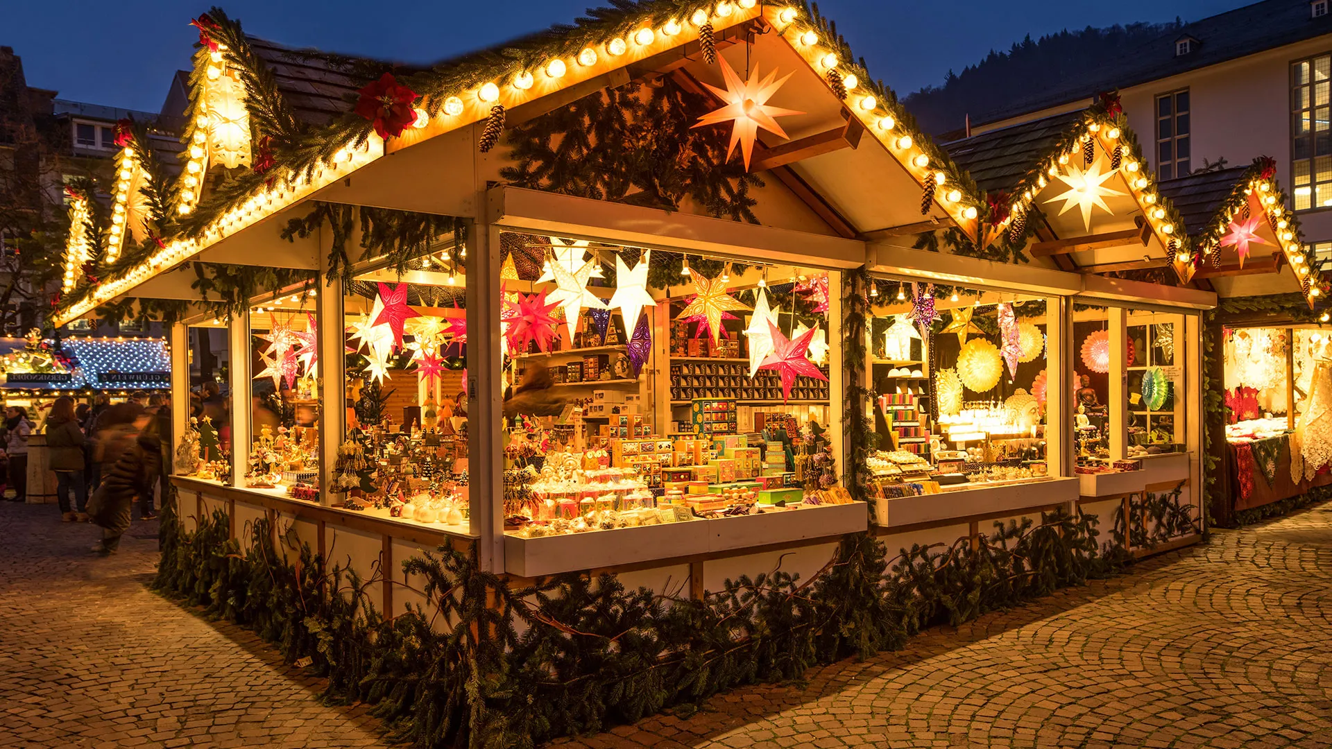 Über den Weihnachtsmarkt gehen bei einer Adventsreise