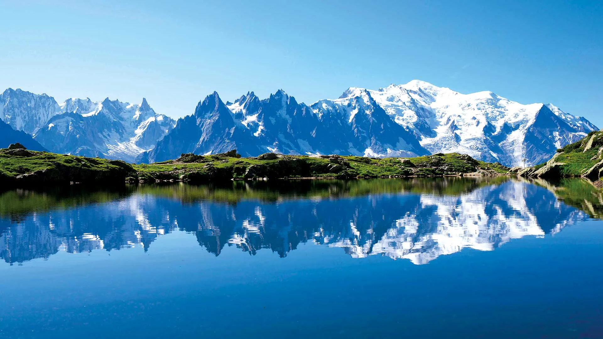 Panoramablick auf das Mont Blanc Massiv am Genfer See