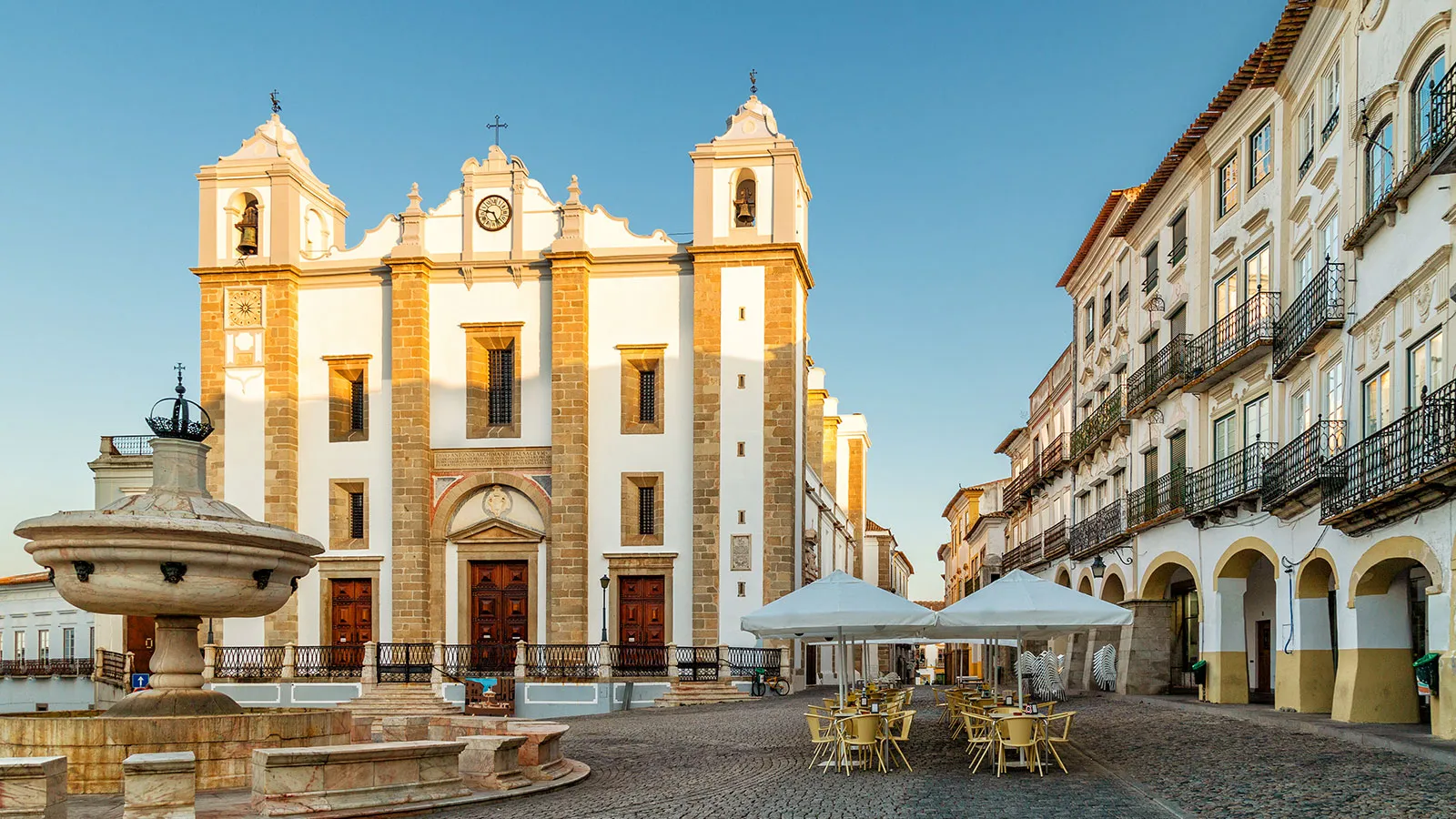 Die Stadt Evora in Alentejo Portugal