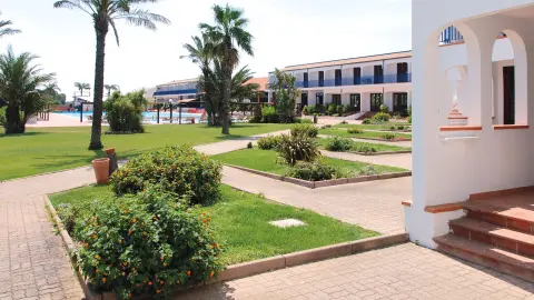 BRI111_Apulien_content_1920x1080px_Hotel-Santa-Sabina_Garten-placeholder