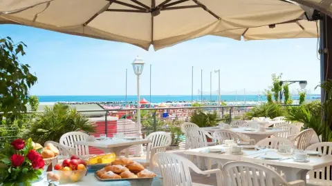 ­BLQ111_7296_Emilia_Romagna_Hotel-Nord-Est_Terrasse-placeholder