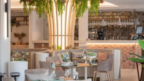 Bar und Lounge Bereich des Valentin Grand Park Suite Hotel-placeholder