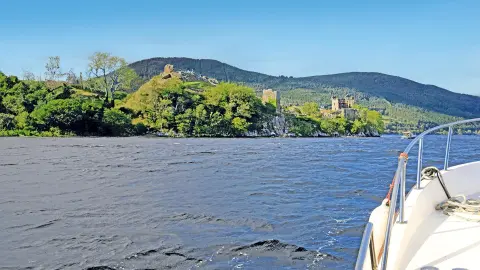 Loch Ness mit Blick auf Urquhart Castle-placeholder