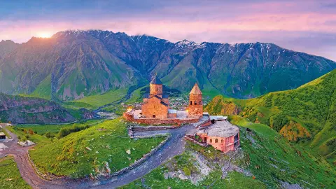 Dreifaltigkeitskirche mit Blick auf Stepanzminda und den Kasbek-placeholder