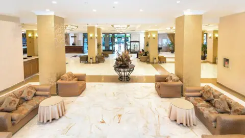 Helle Lobby im Ani Plaza Hotel-placeholder