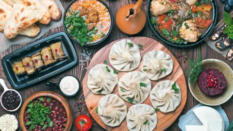 Platte mit landestypischen Gerichten der Aserbaidschanischen Küche-placeholder