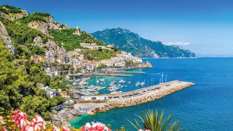 Hafen und Bergpanorama von der göttlichen Amalfiküste-placeholder