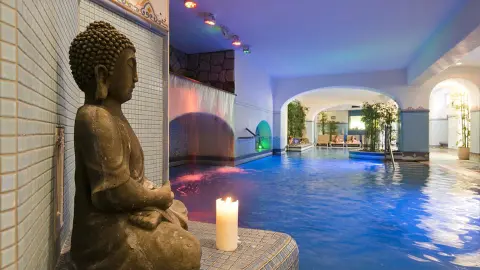 Spabereich mit Pool innen, 4-Sterne-Hotel Sorriso Thermae Resort & Spa-placeholder