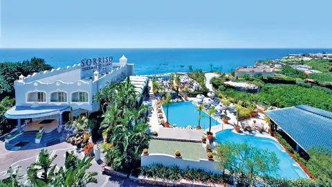 Außenblick auf das 4-Sterne-Hotel Sorriso Thermae Resort & Spa mit Pool und Meer-placeholder