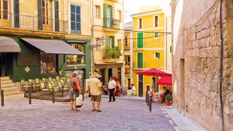 Flanierende Menschen in der Altstadt von Palma-placeholder