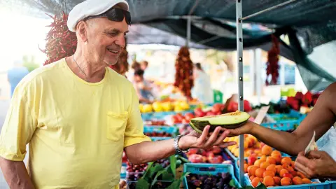 Besuch eines traditionellen Wochenmarkts-placeholder