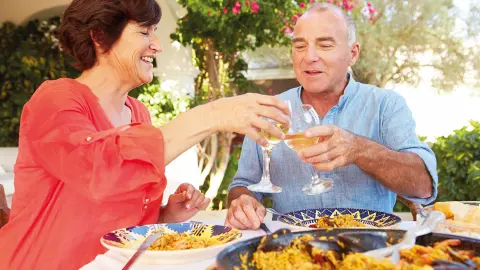 Senioren beim Paella Essen mit Trendtours-placeholder