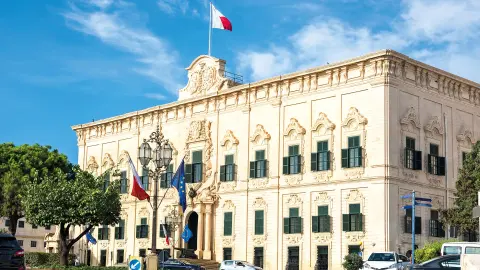 Weißes Gebäude Auberge de Castille in Valletta-placeholder
