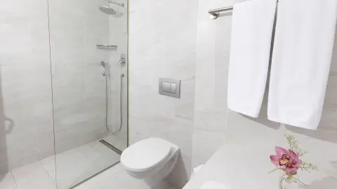 Hotelbadezimmer im Riviera Spa Resort-placeholder