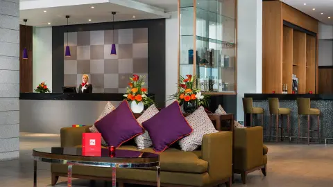 Hotelrezeption mit Mitarbeiterin Park Inn by Radisson Aberdeen-placeholder