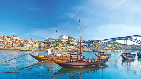 Boote im Fluss Douro in Porto-placeholder