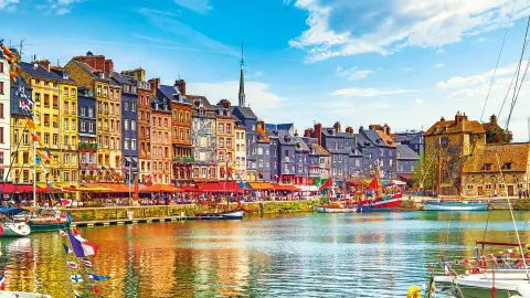 Blick aufs Wasser mit Honfleur im Hintergrund-placeholder