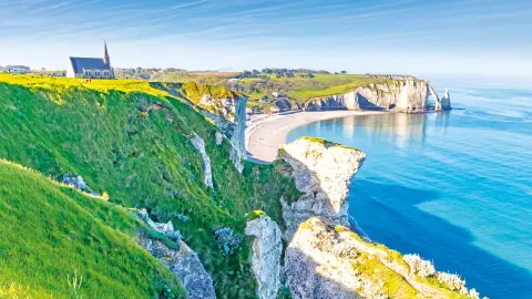 Kapelle Notre Dame mit Blick auf den Porte d’Aval in Étretat-placeholder