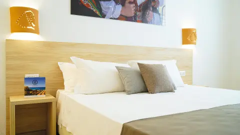 OLB111 Sardinien_Smaragd im Mittelmeer_content_1920x1080px_GH-Santina-Resort-&-SPA_zimmer-placeholder