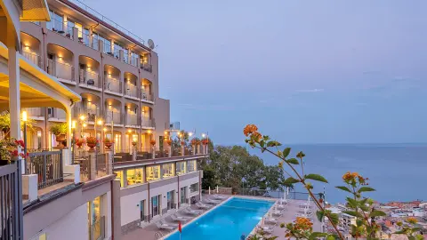 CTA111_Sizilien_Inselgoettin-unter-dem-Aetna_content_1920x1080px_Antares_Facade_and_swimmingpool-placeholder