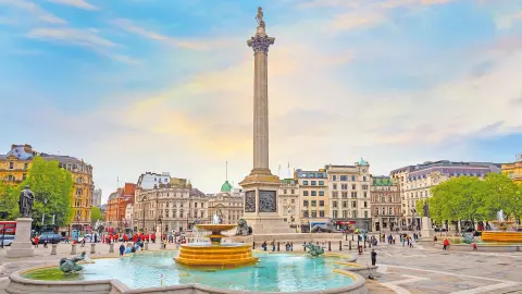Trafalgar Square mit Brunnen und Statue-placeholder
