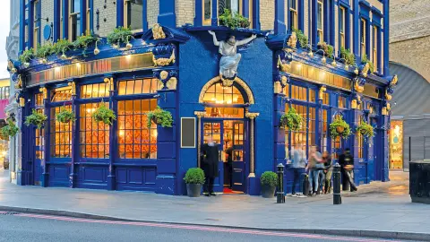 Typisches Londoner Pub mit blauer Fassade-placeholder