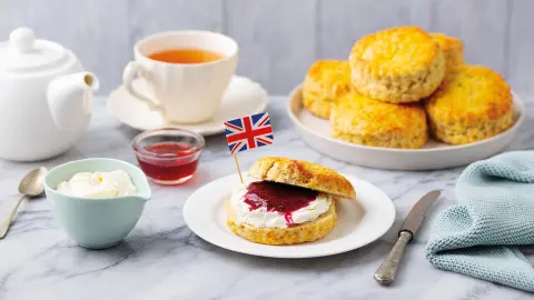 Cream Tea mit frischen Scones in Großbritannien-placeholder