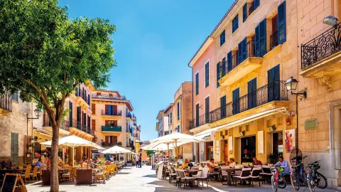 PMI119-7046_Wandern-auf-Mallorca_Bordoy-Alcudia-2025_content_1920x1080px_Altstadt-von-Alcudia-placeholder