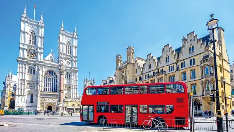 Westminster Abbey mit traditionellem Londoner Bus-placeholder