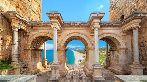 Hadrianstor in Turkiye-placeholder